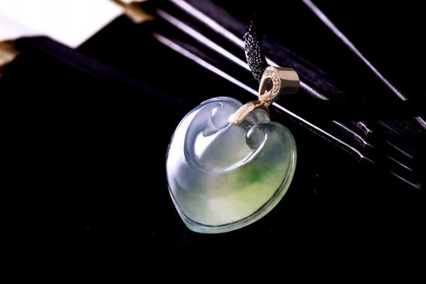 翡翠吊坠可以戴着洗澡吗,翡翠如意吊坠洗澡能戴在身上吗