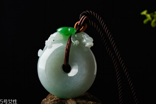 翡翠如意吊坠有几种款式,翡翠挂件款式