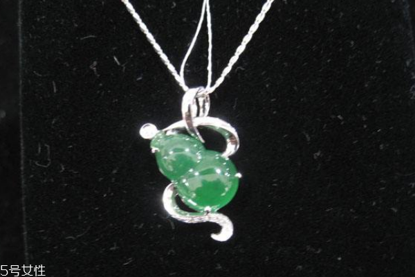 翡翠吊坠配什么链子好看,翡翠吊坠配什么项链好