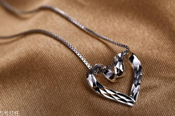 戴铂金项链有什么好处和坏处,戴铂金项链对身体有好处吗