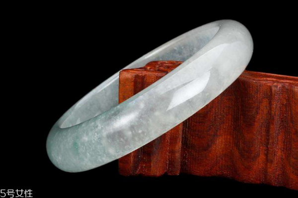 买翡翠手镯哪里好,翡翠手镯怎么好戴