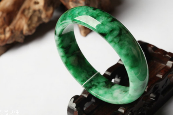 翡翠手镯上面有黑色好吗,翡翠镯子上有黑点是不是不好
