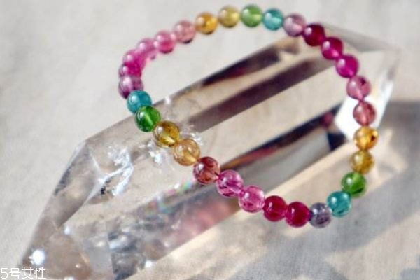碧玺手链佩戴左手还是右手,碧玺手链应该戴在哪个手