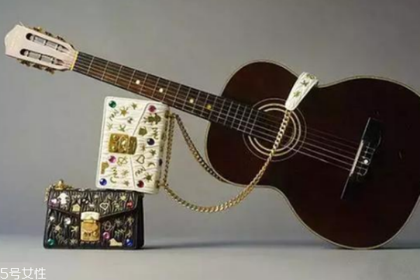 miumiu限量版包包,miumiu情人节限定爱心包