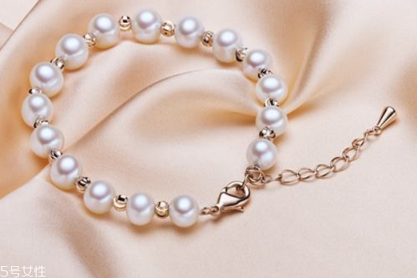 珍珠手链能不能沾水,珍珠项链不能沾水吗