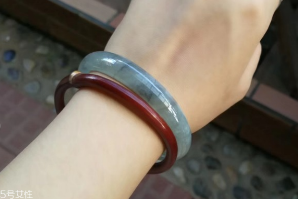 翡翠手镯碎了什么预兆,翡翠玉手镯摔坏了意味着什么 翡翠手镯碎了什么预兆,翡翠玉手镯摔坏了意味着什么