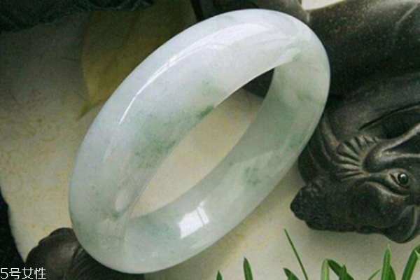 翡翠手镯戴久了会变色吗,翡翠手镯会变色吗