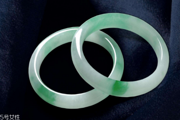 翡翠手镯可以戴在右手上吗?,翡翠手镯可以戴右手吗?