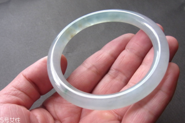 戴过的翡翠手镯可以送人吗,翡翠手镯可以送人吗?