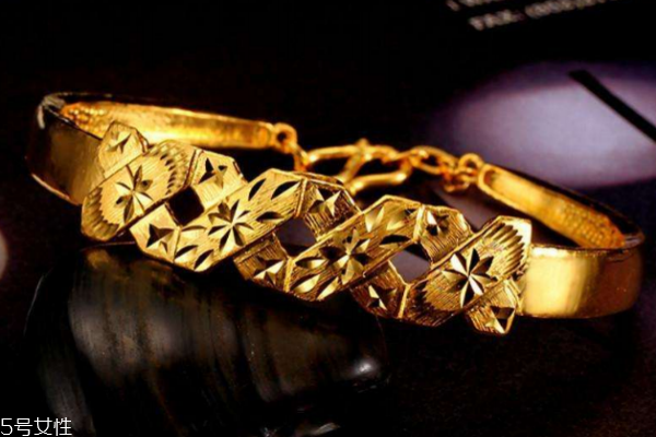 现在黄金手镯价格多少一克,黄金手镯一般多少钱