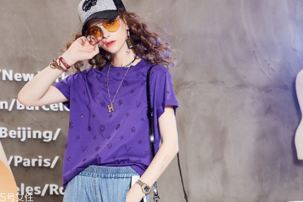 皮肤黄穿紫色好看吗?,皮肤偏黄穿紫色好看吗