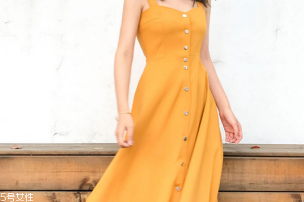 吊带裙扣子怎么装,挂脖吊带裙