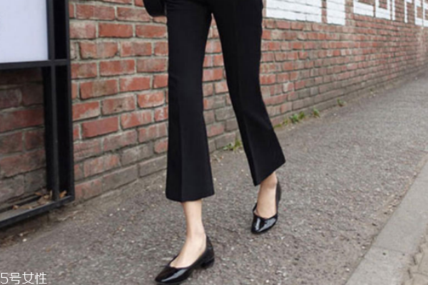 喇叭西装裤,喇叭西装裤怎么搭配上衣
