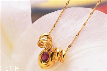 黄金项链可以戴着睡觉吗,金项链可以戴着睡觉吗?