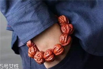 山桃核手串怎么盘红,核桃手串怎么盘变红比较快