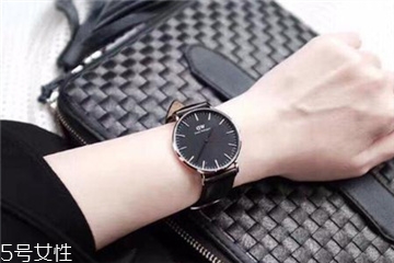 dw手表可以戴着洗澡么,可以带着游泳的手表