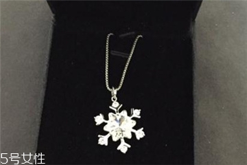 人造水晶和玻璃的区别,肉眼如何鉴别,人造水晶是玻璃吗 人造水晶和玻璃的区别,肉眼如何鉴别,人造水晶是玻璃吗