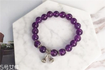 紫水晶手链戴哪个手,紫水晶手链应该戴哪只手?