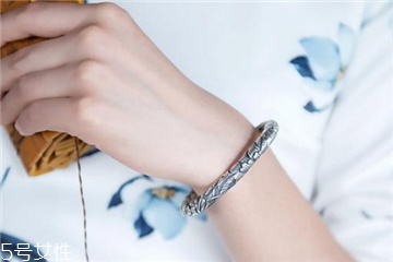 藏银手镯一般多少钱一克,藏银手镯一般多少钱一个