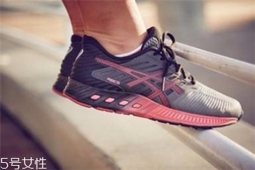 跑鞋可以用洗衣机洗吗,跑鞋能放洗衣机洗吗