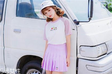 淡粉色百褶裙搭配什么上衣,淡粉色百褶裙