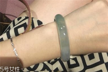 如何鉴定翡翠手镯真假,翡翠手镯怎么鉴定真伪?试试这几个常用的方法 - 张玉堂