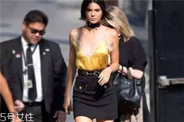 吊带搭配裙子好看吗,吊带搭配裙子