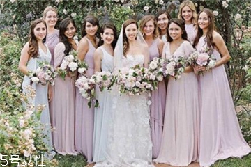 伴娘服里面穿什么内衣最好,伴娘服里面要穿内衣吗