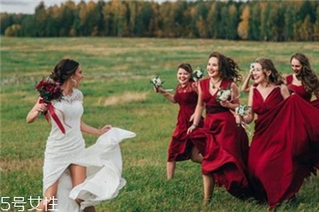 伴娘服后面的绑带怎么绑视频,伴娘服背后的带怎么绑 伴娘服后面的绑带怎么绑视频,伴娘服背后的带怎么绑