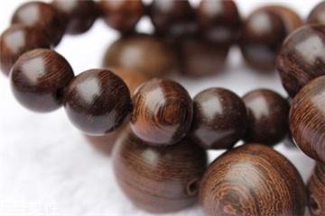 鸡翅木手串有什么功效和作用,鸡翅木手串好吗 鸡翅木手串有什么功效和作用,鸡翅木手串好吗