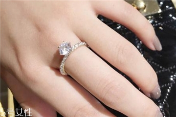 求婚戴哪个戒指,结婚戒指在哪个指头上