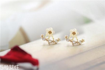 带纯银耳钉变黑怎么回事,纯银耳钉变黑了说明什么