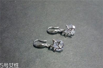 纯银耳钉为什么会变黑还臭,纯银耳钉会变黑吗