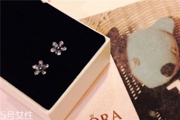 真正的珍珠耳钉一对多少钱,什么牌子的银耳环最好 真正的珍珠耳钉一对多少钱,什么牌子的银耳环最好