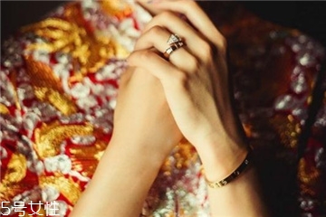 彩金戒指怎么清洗更亮泽,彩金戒指怎么清洗才亮