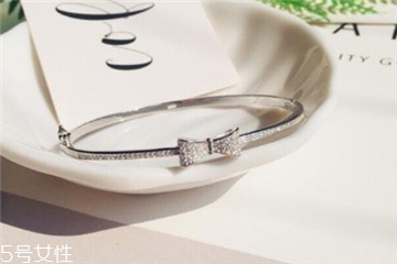 怎么鉴别手镯真假,怎么分辨纯银手镯的真假