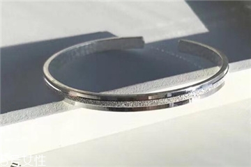 银手镯可以戴着睡觉吗?,银手镯能带着睡觉吗