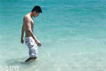 沙滩裤里面还要穿什么吗,沙滩裤一般是什么面料