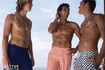 沙滩裤配什么上衣图片,沙滩裤配什么上衣好看