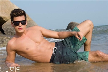 沙滩裤里面穿什么衣服,沙滩裤里面穿什么 沙滩裤里面穿什么衣服,沙滩裤里面穿什么