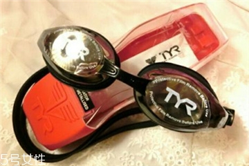 泳镜会伤眼睛吗,不带泳镜游泳会伤眼睛吗