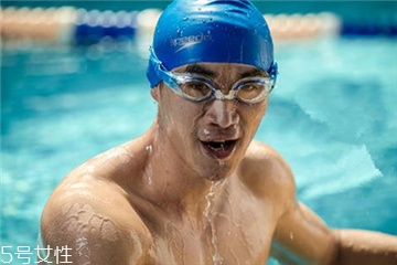 女生泳帽怎么戴正确,先戴泳帽还是先戴泳镜