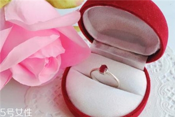 戴妃款红宝石戒指图片,戒指上的红宝石值钱吗