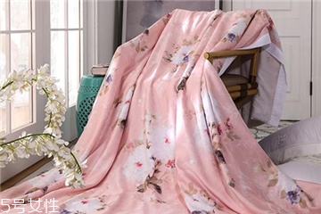 蚕丝被上有黄斑怎么洗 具体清洗步骤详解,蚕丝被出现黄斑怎么洗