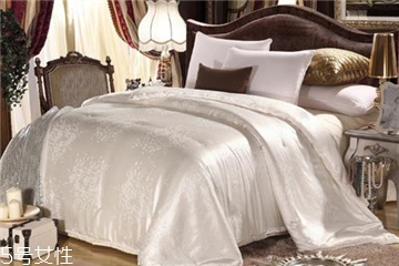 蚕丝被是夏凉被吗,蚕丝被是夏凉被还是冬被