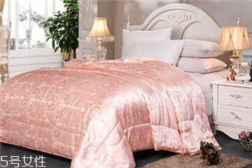 怎么样识别蚕丝被的真假,蚕丝被真假的辨别方法