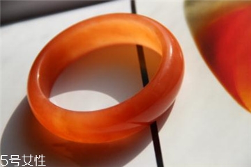 金丝玉手镯适合什么人戴?金丝玉手镯的功效和作用,金丝玉手镯好吗 金丝玉手镯适合什么人戴?金丝玉手镯的功效和作用,金丝玉手镯好吗