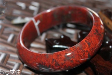 如何鉴别鸡血玉贵妃料手镯,鸡血玉手镯一般多少钱 如何鉴别鸡血玉贵妃料手镯,鸡血玉手镯一般多少钱