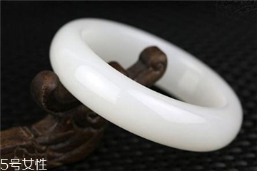 白色玉手镯适合什么人,白玉手镯适合什么人戴