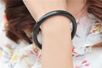 墨玉手镯适合什么人带,佩戴墨玉手镯有哪些讲究?